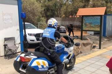 Un motorista de la Policía Local llegando a la zona de los hechos (Foto cedida por Proactiva a TA)